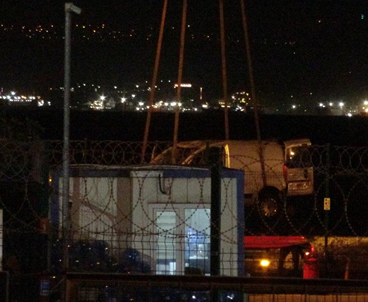 Bünyamin Okumuş'un hayati tehlikesi bulunmazken, sulara gömülen hafif ticari araç yaklaşık 1,5 saatlik çalışma sonucu vinçle çıkarıldı. Jandarma kazayla ilgili soruşturma başlattı.