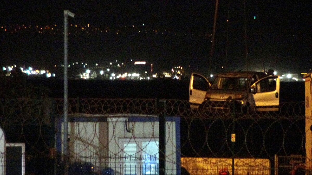 Araçtan çıkmayı başaran Okumuş'a can simidi atıldı. Sürücü, vatandaşların yardımıyla denizden çıkarıldı. 