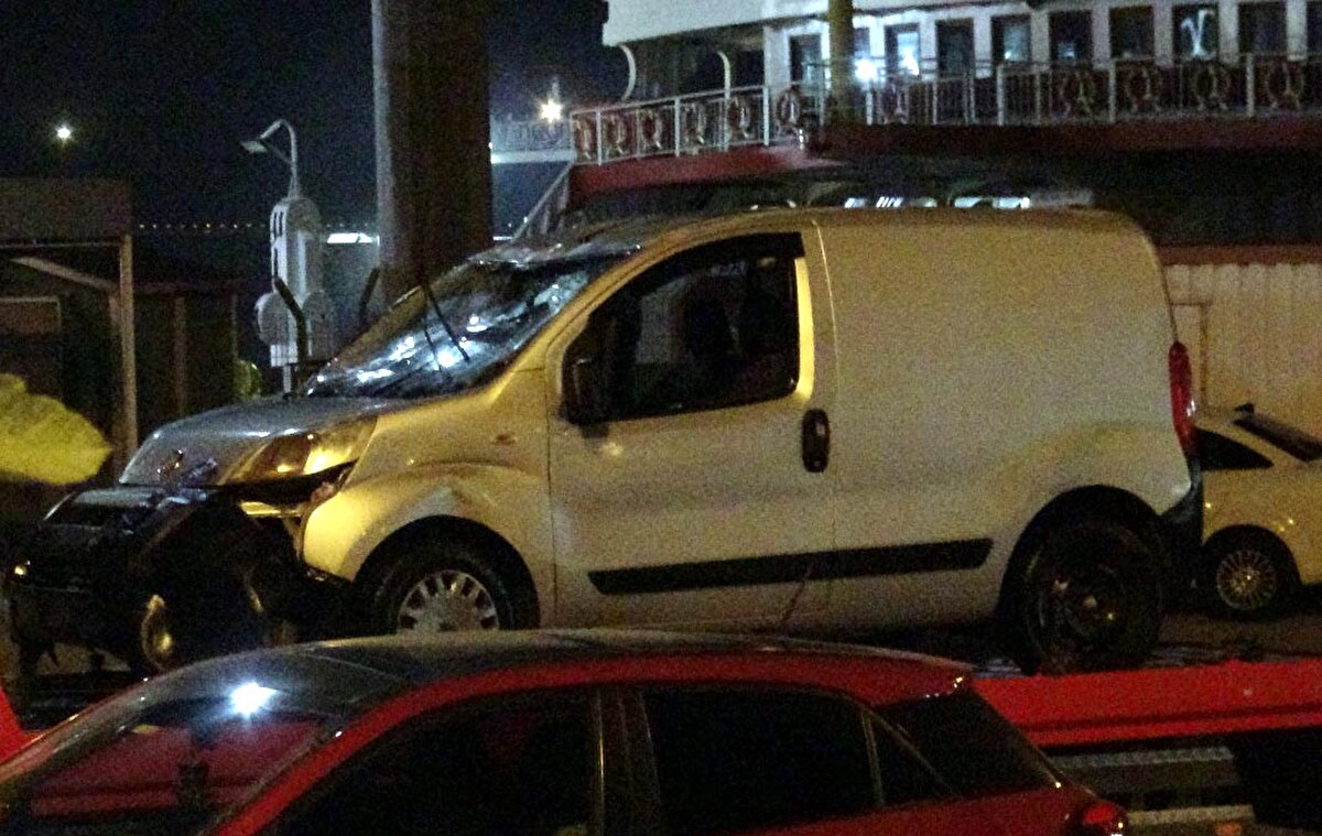 Bünyamin Okumuş idaresindeki hafif ticari araç, sürücüsünün dikkatsizliği sonucu feribotun girişi yerine denize uçtu. 