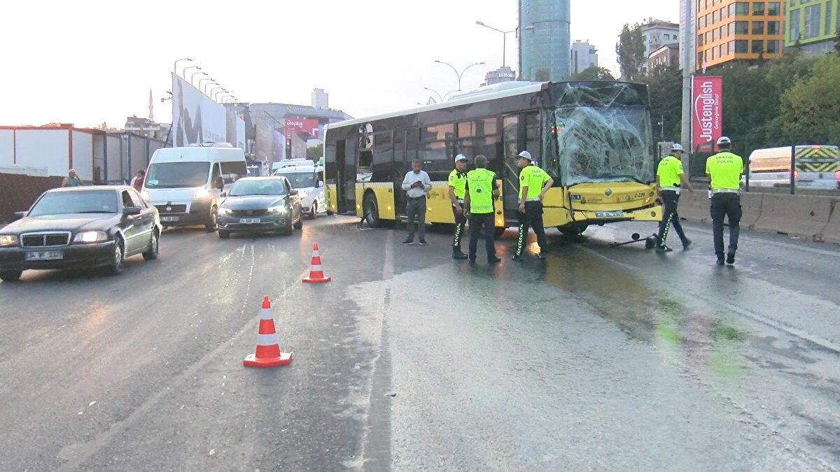 Olay yerine gelen polis ekipleri kaza yerinde önlem aldı. Kaza nedeniyle iki şerit trafiğe kapatılırken, trafik kontrollü olarak tek şeritten sağlandı.