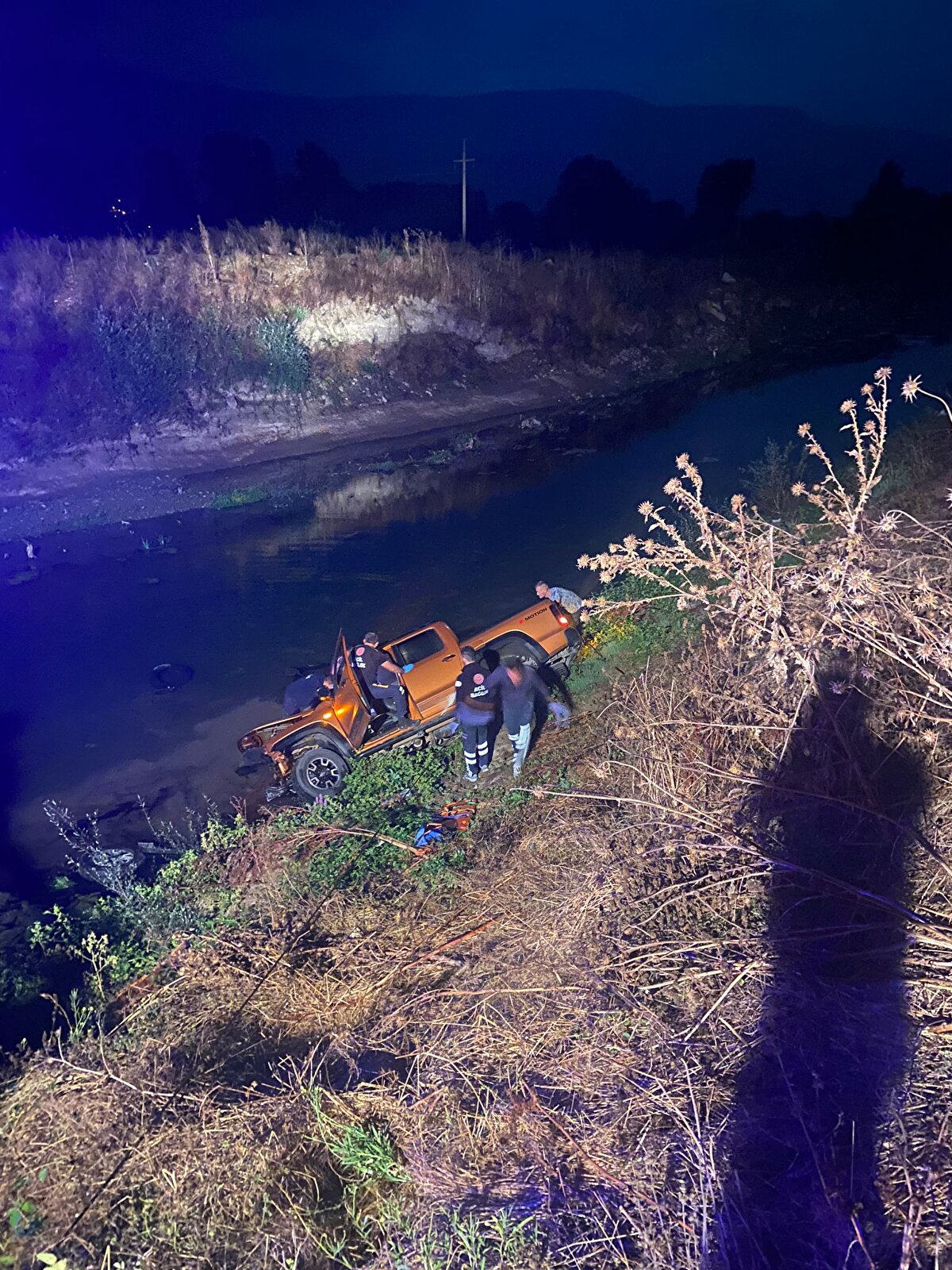 Kaza, saat 00.30 sıralarında Köprücüler köyü mevkiinde meydana geldi. Henüz sürücüsü belirlenemeyen kamyonet, yoldan çıkıp, Büyüksu Deresi'ne uçtu.