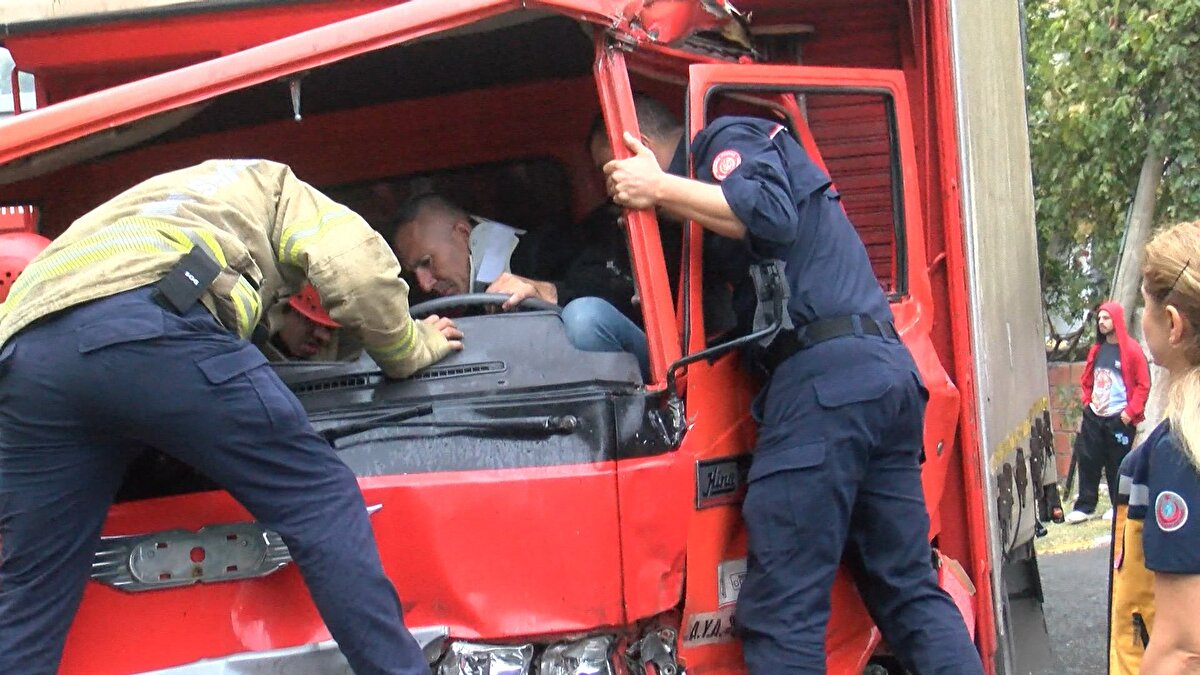 Kazada kamyonet şoförü Ayhan Uygun araç içerisinde sıkışarak yaralandı. İhbar üzerine olay yerine itfaiye, polis ve sağlık ekipleri sevk edildi. Olay yerine gelen itfaiye ekipleri kamyonette sıkışan Uygun'u araç içerisinden çıkararak ambulansa aldı.