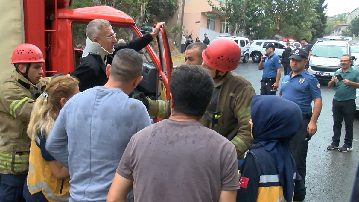 Görgü tanığı Ahmet Vural, "Kamyonet, yağmurun yağmasıyla hızını bilmiyorum ama park halindeki kamyonete vurdu. Ters dönen kamyonet, karşı yönden gelen otomobile vurup kaza meydana geliyor. Kamyonet şoförü sıkıştı. İtfaiye ve ambulansın gelmesiyle kurtardılar" dedi.