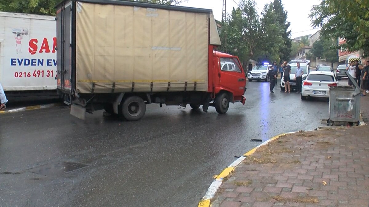Kaza, saat 09.00 sıralarında Dumlupınar Mahallesi, Trabzon Caddesi'nde meydana geldi. İddiaya göre; Ayhan Uygun'un kullandığı kamyonet, yokuş aşağı indiği sırada yağış nedeniyle kayganlaşan zeminde şoförünün direksiyon hakimiyetini kaybetmesi sonucu önce park halindeki kamyonete daha sonra da Emre Küçük Akkaya yönetimindeki otomobile çarptı.