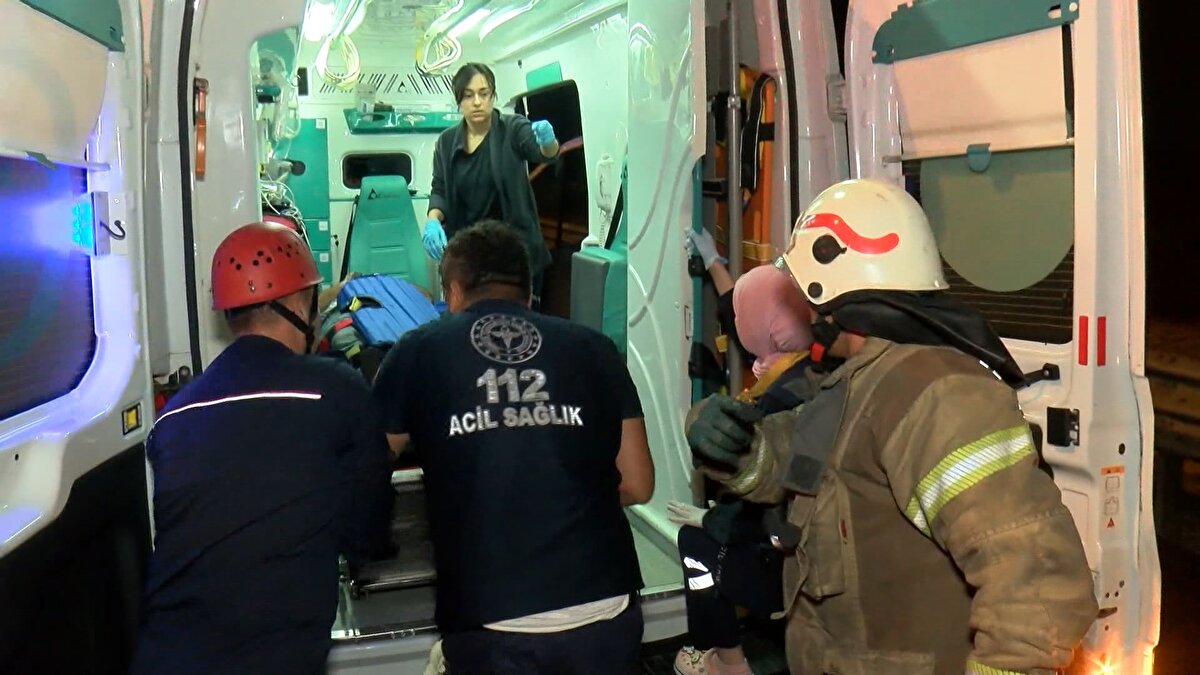 'TAKSİDE BİR YOLCU VAR'<br><br>Kazanın etkisiyle şoka giren yaralı taksi şoförü Yusuf Kenan Çakmak'ın ambulansta "Takside bir yolcu var" diye sayıklaması üzerine itfaiye ve polis ekipleri bagaj kısmının hurdaya döndüğü takside yeniden detaylı inceleme yaptı. 