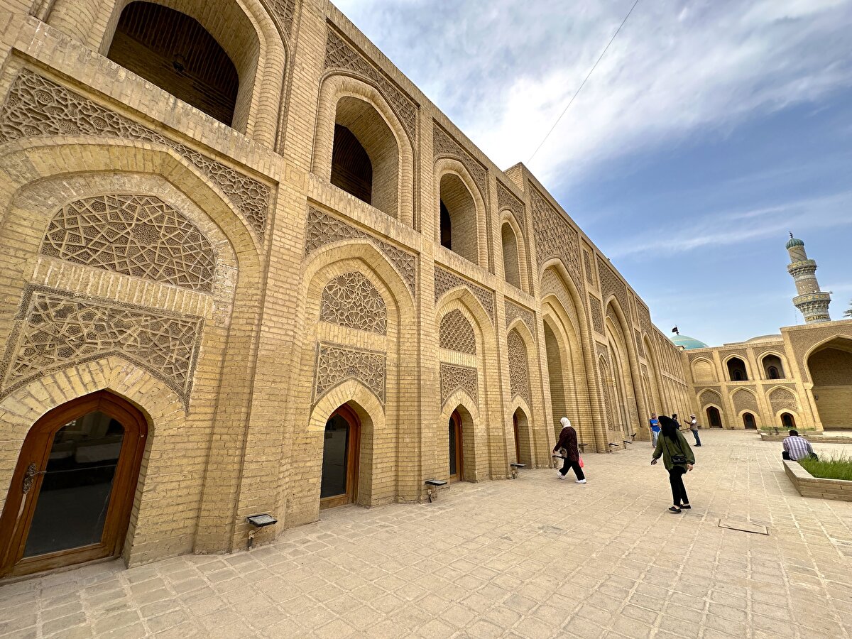 Dönemin "ilim ve kültür havzası" konumundaki okulda, matematik, tıp, felsefe ve din alanında dersler veriliyordu.