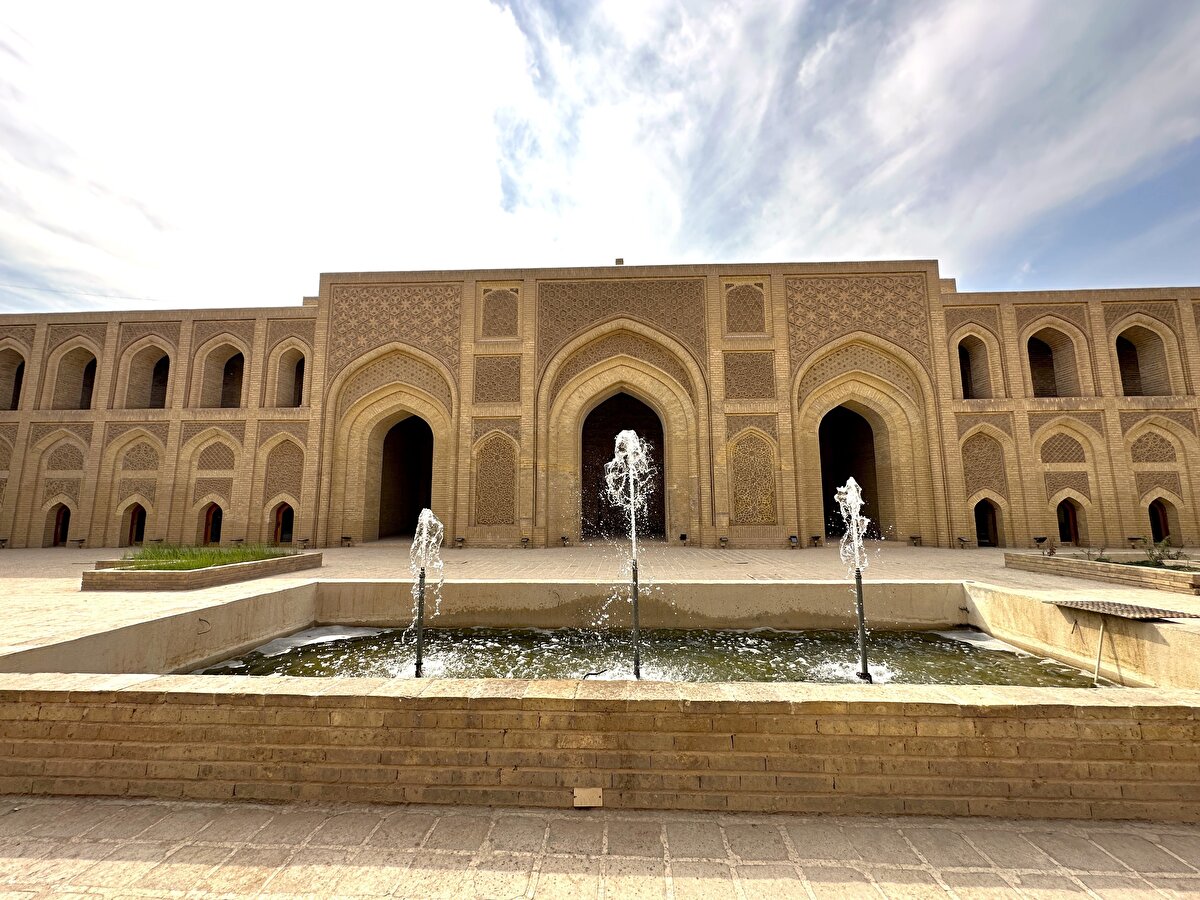 Abbâsî Halifesi Ebû Ca'fer el-Müstansir-Billâh tarafından Bağdat'ta 1228'de Üstâdüddâr İbnü’l-Alkamî yönetiminde başlatılan inşaat 1233 yılında tamamlandı. Açılışa bizzat katılan halife verilen ilk dersi dinledi.