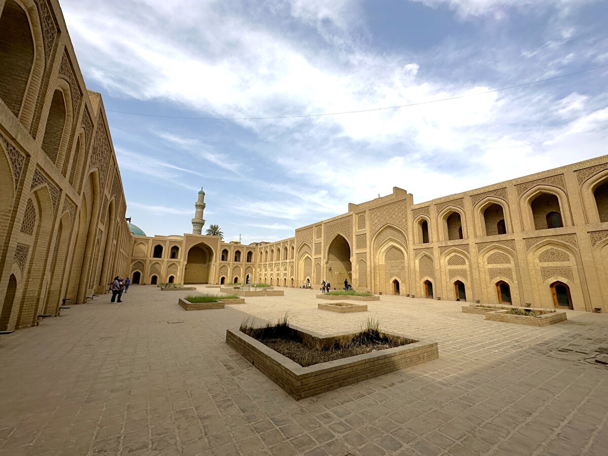 Kadim başkentin merkezinde, yaklaşık 4 bin 800 metrekare alana ve Dicle Nehri'nin kenarına inşa edilen okulda, 100 adet oda bulunuyor.