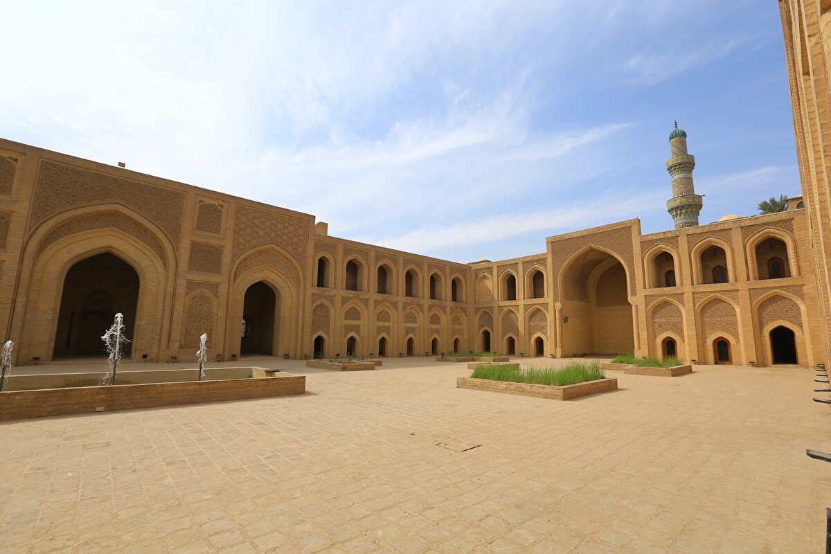 İki kattan oluşan tarihî okulun bahçesinde o dönem bilime verilen önemin göstergesi olarak kocaman bir saat bulunuyor. Bu saat aracılığıyla namaz vakitleri ilân ediliyordu.