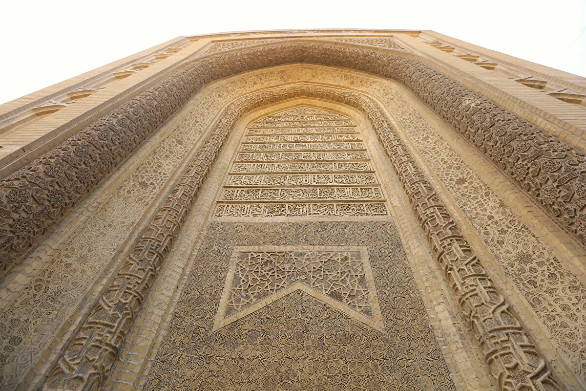 Müstansıriyye Medresesi'nin yüksek duvarlarında ise Kur'ân-ı Kerîm'den ayetler yer alıyor. Ancak duvarların üzerindeki tozdan dolayı artık pek okunamıyor.