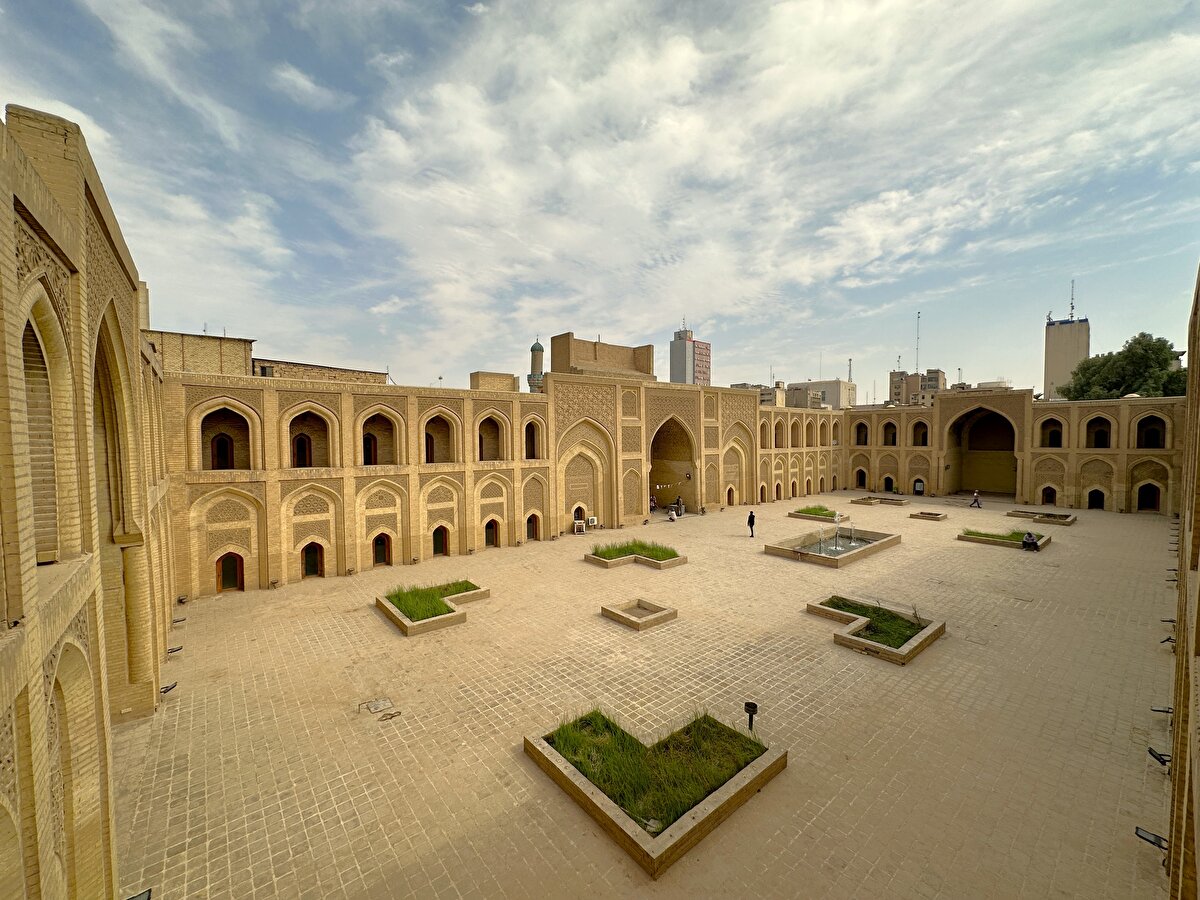 Tarihî bina 1960 ve 1973 yıllarında aslına uygun şekilde restore edilmiş ancak ABD'nin 2003 yılındaki işgali sırasında tahribat ve yağma eylemlerine maruz kaldığı için metruk halde bulunuyor.