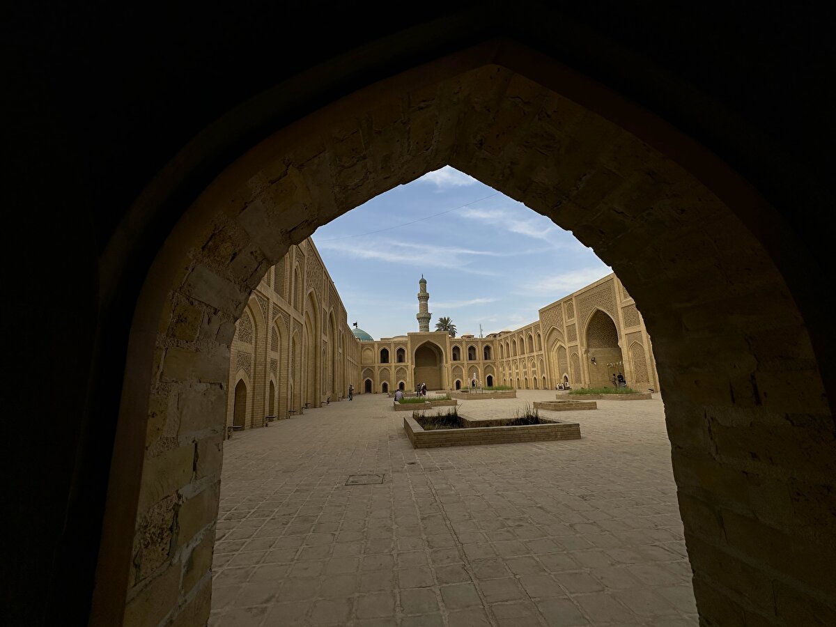 O dönem dünyanın çeşitli İslâm ülkelerinden öğrencilerin seçildiği okul, son dönemde Bağdat'ta Abbâsîler'in nadir eserlerinden birisi olarak biliniyor.