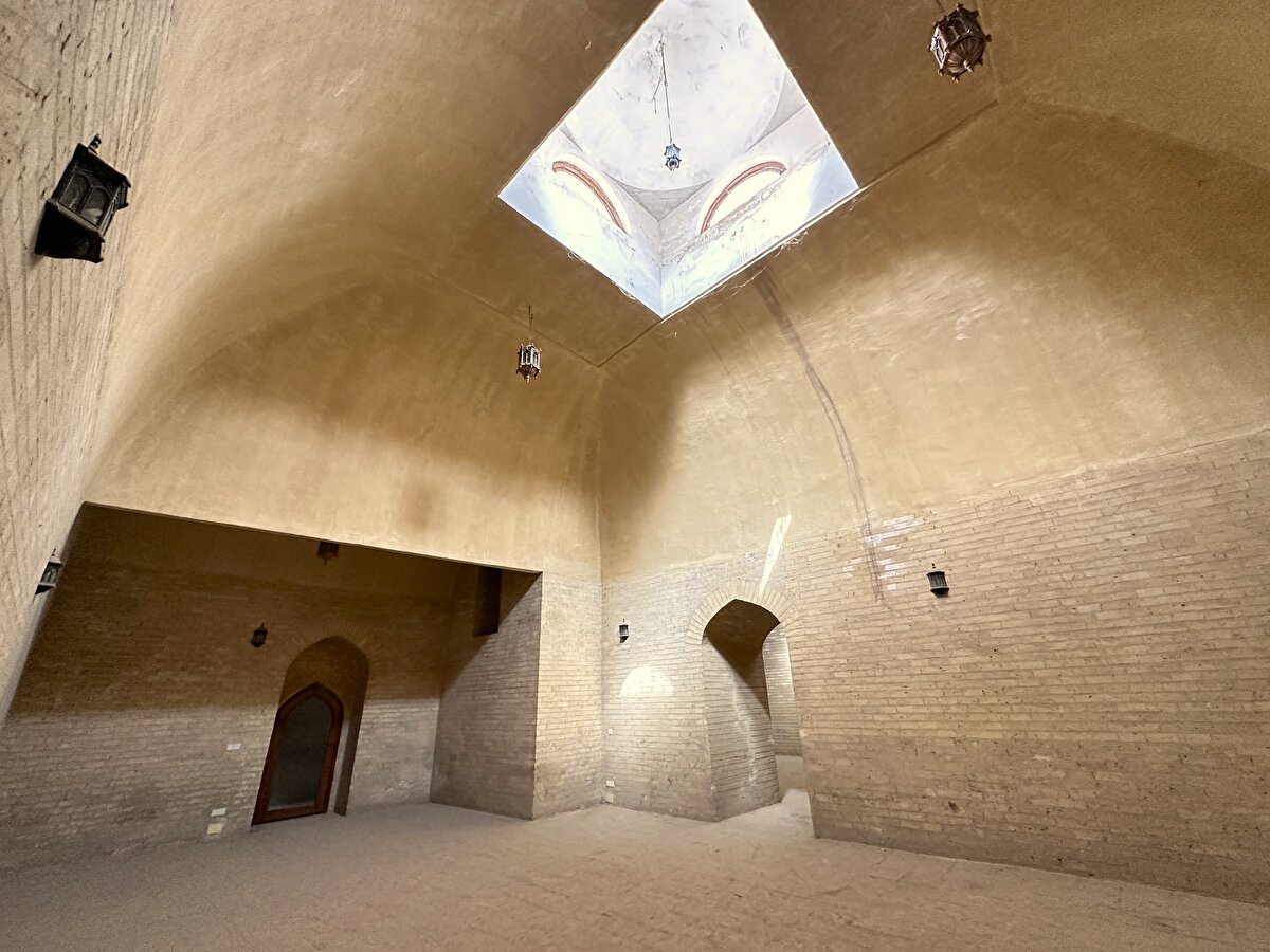 Okulun kütüphanesinde ise daha sonra yağma ve talana maruz kalan çeşitli alanları kapsayan 450 bine yakın kitap bulunuyordu. Müstansır-Billâh, dört mezhep fıkhının bir arada okutulduğu ilk medrese olması yanında Kur’ân ilimleri, hadis, fıkıh, Arapça, riyâzî ilimler ve tıp ilimlerinin okutulduğu ilk üniversite olarak kabul edilen bu müessese için zengin vakıflar tahsis etmişti.