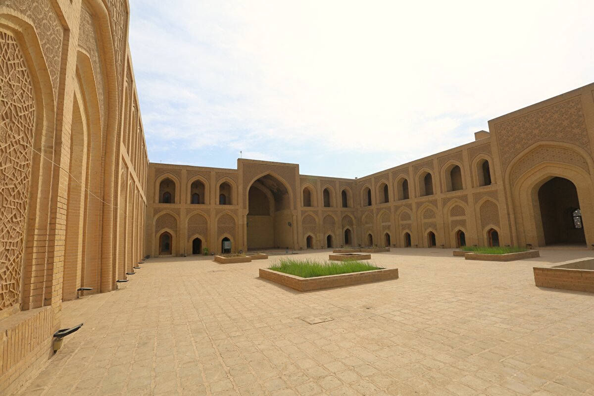 Irak'taki tarihî yapıların çoğu Müstansıriyye Medresesi'nin aksine kırsal alanlarda yer alıyor. Buna rağmen merkezî yerdeki bu okul, kurumların ilgisizliğiyle karşılaşmış.