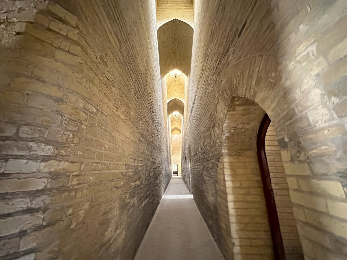 Okulun devasa giriş kapısı, daracık ve bakımsız bir sokakta bulunduğu için yoldan geçenlerin dikkatini pek çekmiyor.