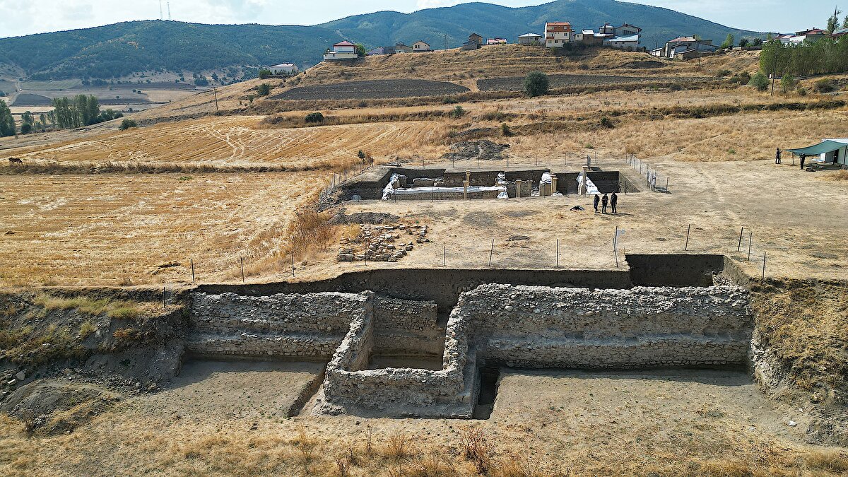 - "Mezarlarda genellikle silahlarla gömülü askerler bulunuyor"<br><br>Kazı Başkanı Doç. Dr. Şahin Yıldırım, AA muhabirine, Roma lejyon kalesi ile aynı zamanda kentin hem kuzey hem de batısındaki lejyonerlerin mezarlarında çalışma yaptıklarını söyledi.<br><br>Lejyon kalesinde yürütülen çalışmalarda önemli bulgulara ulaştıklarını belirten Yıldırım, "Roma dönemi kalesine ait temel izlerle karşılaştık. Burada görünür durumda olan kale önemli ölçüde tahrip edilmişti ancak Roma dönemi kalesinin bulunmasıyla beraber çalışmalar büyük bir ivme kazandı." dedi.<br><br>Yıldırım, Roma İmparatorluk dönemi tabakalarının bir bölümüne de ulaştıklarını ifade ederek, "Bu tabakalar içerisinde çok sayıda Roma İmparatorluk döneminin silahlarıyla, kılıç ve diğer kalıntılarla karşılaştık. Bu bizim için çok önemli bir sonuç oldu. Yılın en önemli verilerinden birisi bu oldu." diye konuştu.