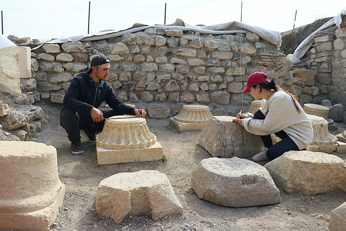 <br>- Antropologlar alandaki araştırmalara katkı sağlayacak<br><br>Yıldırım, bu alandaki çalışmaların çok yeni olduğuna işaret ederek, "Alan biraz daha genişleyip, daha fazla çalışma gerçekleşince buradaki verileri daha net bir şekilde sunabileceğiz. Antropologların incelemesi neticesinde de askerlerin ölüm nedenleri hakkında daha fazla veri elde etmiş olacağız." ifadelerini kullandı.<br><br>Şahin Yıldırım, mezarlarda çıkan kılıç ve mızraklara ait demir parçalarının korozyondan etkilenerek bozulduğunu da gözlemlediklerini söyledi.<br><br>Anadolu'da ilk kez Roma lejyonerlerine ait mezarlıkların geçen yıl bu bölgede yapılan kazılarda ortaya çıkartıldığına işaret eden Yıldırım, şöyle devam etti:<br><br>"2022 yılında Gölbaşı mevkisinde yapmış olduğumuz çalışmalarda Roma İmparatorluk dönemi lejyonerlerinin mezarlarıyla karşılaştık. Bu mezarlar bizim için çok önemliydi çünkü Anadolu'da bilinen bu tipte bir askeri mezarlık günümüze kadar bulunamamıştı. Bizim yaptığımız çalışmalarda lejyoner mezarlığının ortaya çıkmasıyla birlikte Roma askerlerinin ölüm ritüelleriyle ilgili de çok önemli verilere ulaştık."