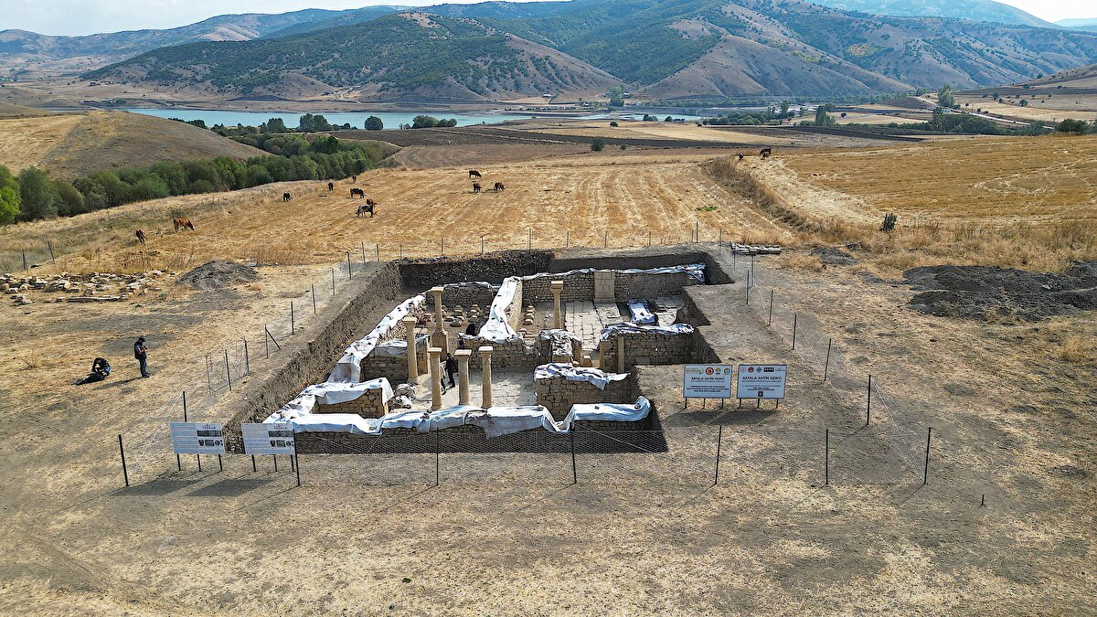 Roma İmparatorluğu döneminde sınırı muhafaza etmek amacıyla askeri karargah olarak kullanılan antik kentte çalışma yapan ekip, lejyon (Eski Romalılarda piyade ve süvarilerden oluşan askeri birlik) kalesi ve mezarlarına yoğunlaştıkları 1,5 aylık kazı sırasında kaleye ait temel izlerine, çok sayıda kılıç ve mızrak kalıntısı ile çok kollu büyük demir şamdana ulaştı.