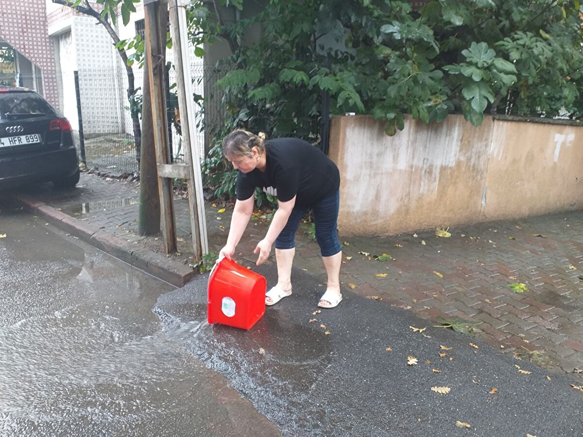 Hasar oluşan evlerde eşyaların büyük bölümü kullanılamaz hale geldi.<br><br>Vatandaşların kendi çabalarıyla evlerindeki suyu tahliye etmeye çalıştığı görüldü.<br><br>Daire sakinlerinden Zeliha Sözen, "Apartmanın önündeki rögarın taşması sonucu evlerimizi su bastı. Perişan vaziyetteyiz. Yetkililerden yardım bekliyoruz." dedi.