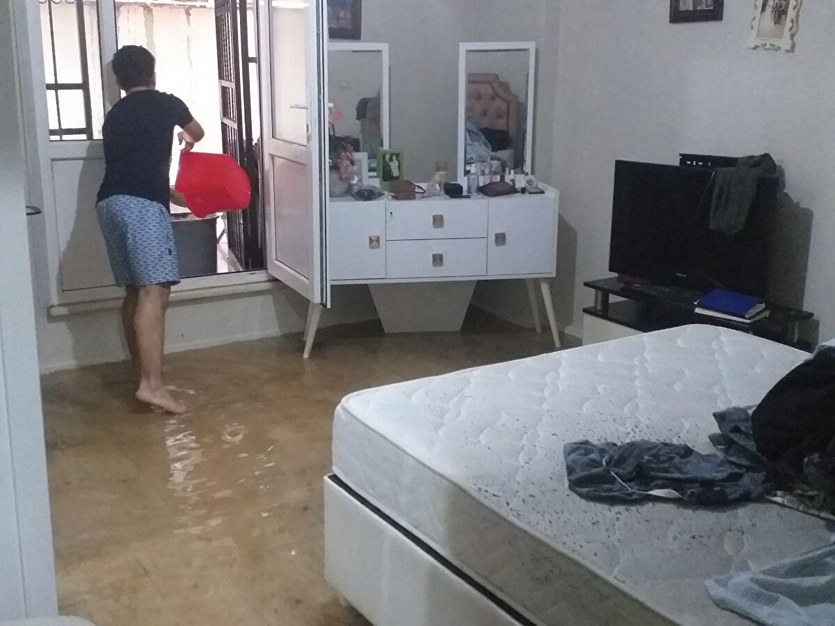 Kentin birçok ilçesinde sabah saatlerinden itibaren yer yer etkili olan sağanak nedeniyle bazı bölgelerde yollarda su birikintileri oluşurken bazı evleri su bastı.<br><br>Sancaktepe Eyüpsultan Mahallesi Örgü Sokak'ta 2 apartmanın zemin katlarındaki 4 daire rögarın taşması sonucu sular altında kaldı.<br><br>