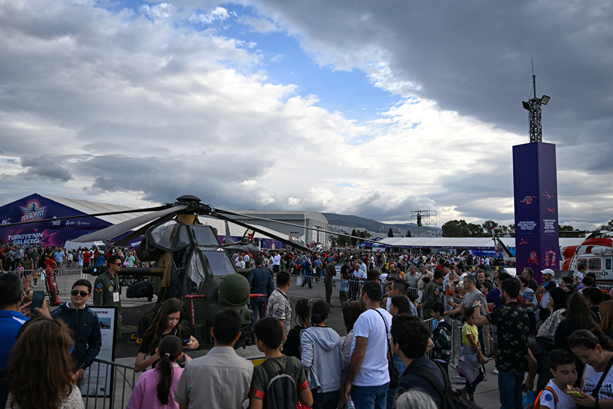 Gün içinde Türk Yıldızları, SOLOTÜRK, Bayraktar Akıncı, Aksungur, Bayraktar TB2, Hürkuş, Paramotor, Gyrocopter, BEL-429 (Üzüm Salkımı), S-70 (Çelik Kanatlar), Paramotor, AB-412 (SGM), T-129 Atak Helikopteri gösteriler sunacak. Ayrıca, öğrencilerle ilk uçuş etkinliği de gerçekleştirilecek.<br>