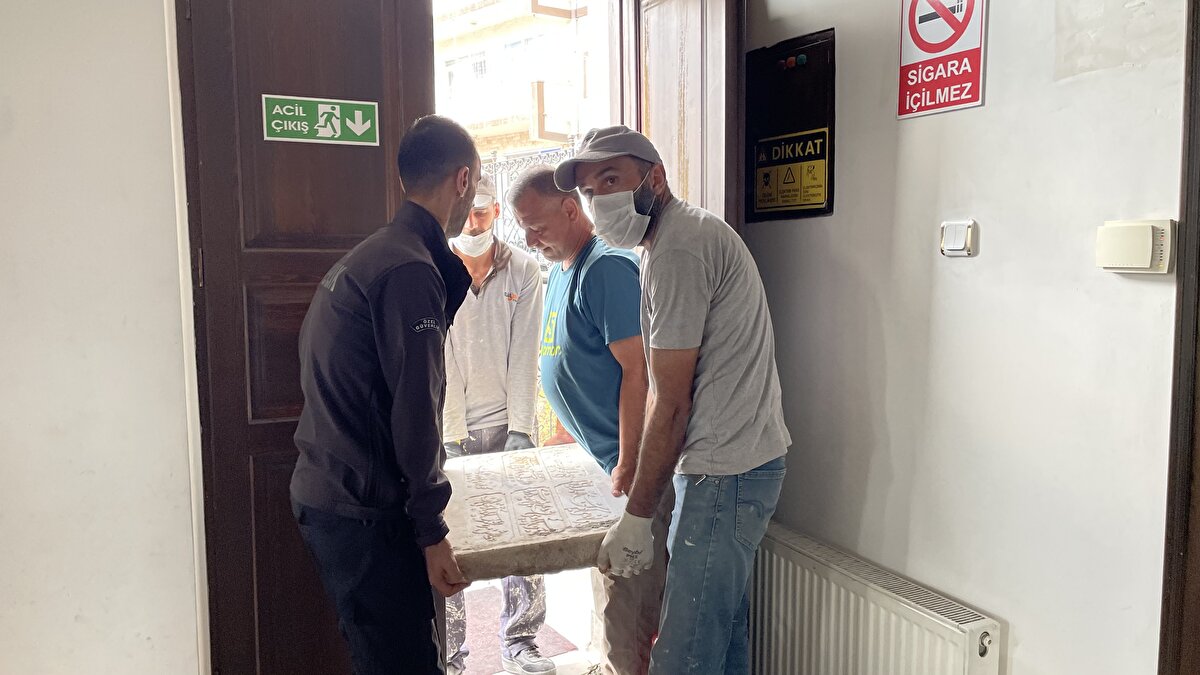 <br><br>Bölgede yüzey araştırmaları yapan arkeolog ve tarihçilerin uzun süredir izini sürdüğü kitabenin, önceki günlerde bir aile tarafından kendilerine teslim edildiğini belirten Aytekin, şöyle devam etti:<br><br>"Ailemiz, Müze Müdürlüğünün kurulduğunu duyunca yıllardır çok sağlam şekilde muhafaza ettikleri bu kitabeyi bize teslim ettiler. Uzmanlarımızın yaptıkları araştırma neticesinde de kitabenin gerçekten Çelebi Efendi çeşmesine ait olduğunu gördük. Bunlar bizim için önemli eserler, tarihimize ışık tutan eserler. Ailemize, kitabeyi bugüne kadar çok ciddi şekilde muhafaza ettikleri ve sonrasında da bize teslim ettikleri için teşekkür ediyorum."<br>