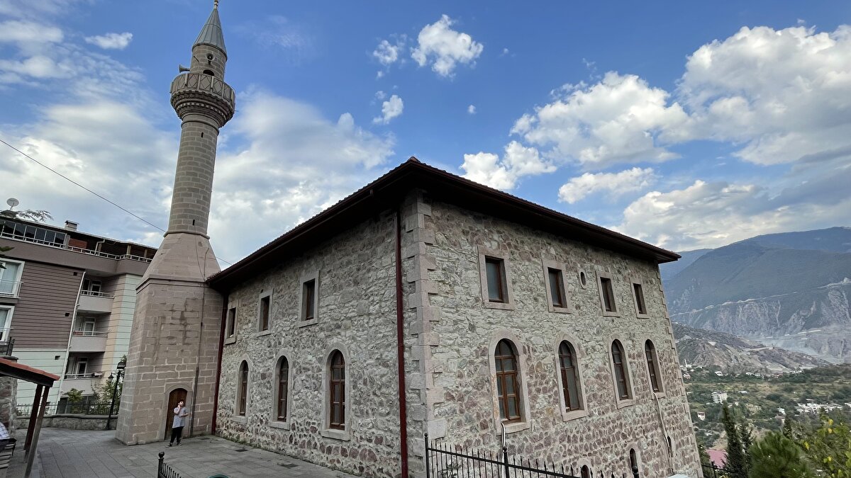 Nilgün Özdemir ise eşinin babasından kalma evlerinde eski bir kitabe olduğunu belirterek, "Üstünde eski yazılar olduğu için evimizin güzel bir köşesinde muhafaza ettik. Artvin'de Müze Müdürlüğü kurulduğunu duyunca da kitabeyi götürüp teslim ettik. Yetkilileri, bize Çelebi Efendi'nin 1783 yılında yaptırdığı çeşme kitabesi olduğunu, uzun süredir arandığını söylediler." diye konuştu.<br>