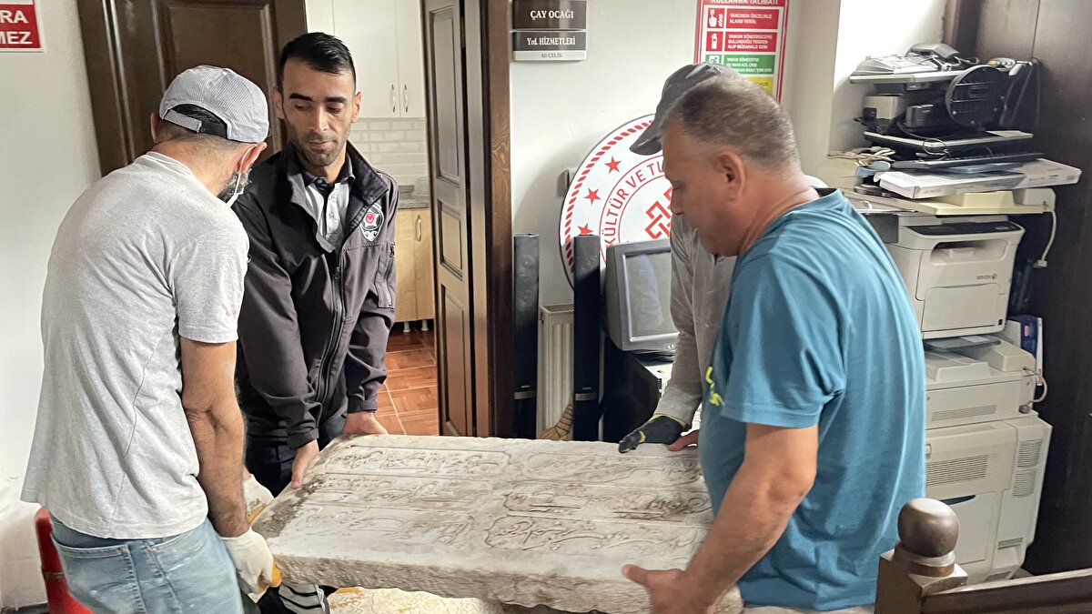 Aytekin, söz konusu kitabenin ait olduğu çeşmenin, bölgede geçmiş yıllarda gerçekleştirilen yol yapımı sırasında toprak altında kaldığını düşündüklerini, gün yüzüne çıkarılması için çalışma başlatacaklarını kaydetti.<br><br>