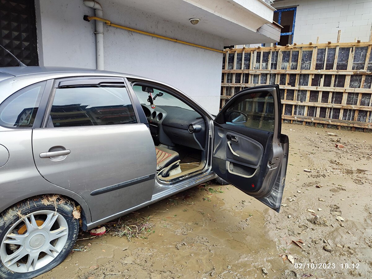 ​Sürmene, Arsin, Araklı ve Of ilçelerinde dün, yağış sonrası taşkın ve heyelanlar meydana geldi. Etkisini artıran sağanak nedeniyle ilçelerde debisi yükselen dere ve ırmaklar taştı. 