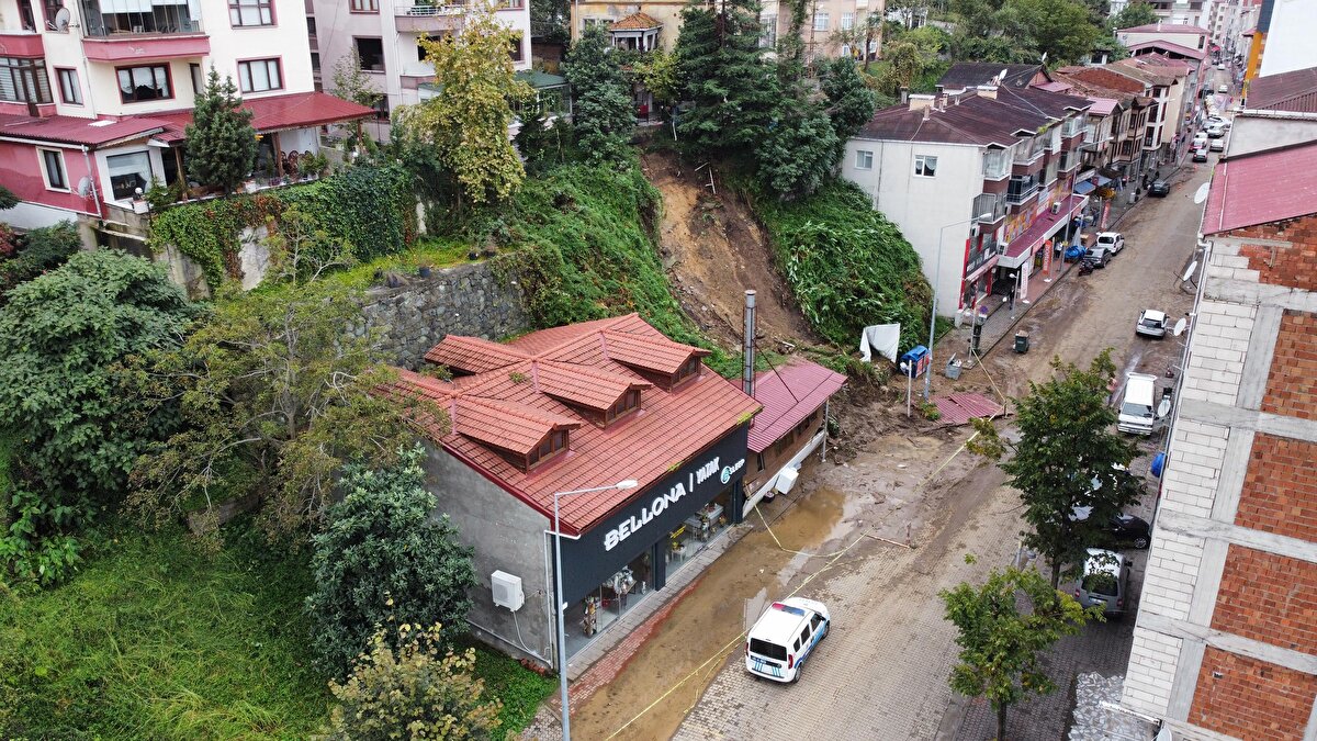 SÜRMENE'DE 8 MAHALLEDE HEYELAN OLUŞTU<br>Sürmene Belediyesi'nden yapılan açıklamada da "Yağış, binalarımızın bodrum katlarında su birikintisine yol açtı. Merkez mahallelerimizin sokaklarında su baskını oluştu. 8 binamızın bodrumunu boşalttık. 5 binamızın boşaltma çalışması devam etmekte, 8 mahalle yolumuz ulaşıma kapandı ve yolları ulaşıma açtık. 