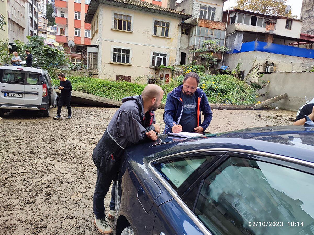 Bazı cadde ve sokaklarda tıkalı menfezlerde su birikintisi oluştu. Heyelan sonucu Sürmene ilçesi Çarşı Mahallesi'nde boş haldeki tek katlı çay ocağı yıkıldı. 