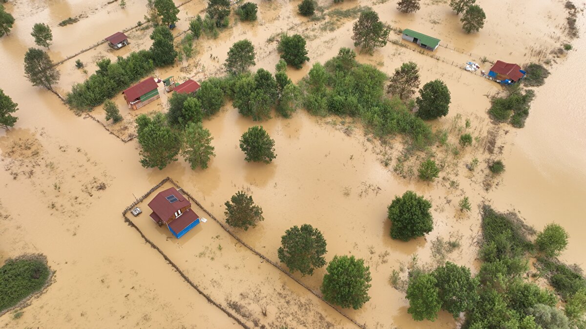 Sel sularının tahliyesi için çalışma başlatılırken bazı vatandaşlar kendi imkanlarıyla evlerini temizlemeye çalıştı.