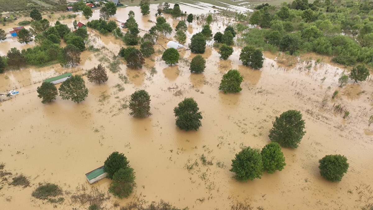 Şile Belediyesi ekipleri, perşembe gününden itibaren ilçede etkisini gösteren sağanağın çevreye ve evlere etkilerini azaltmak için çalışmalarını sürdürüyor.