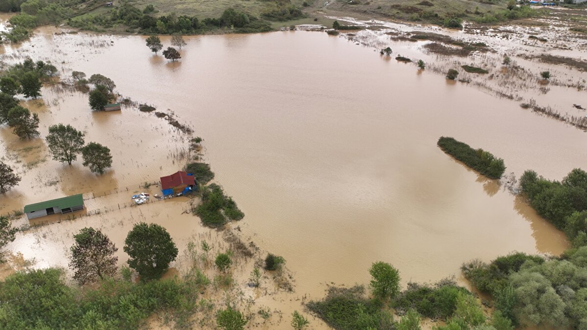 İlçe merkezindeki kanalizasyon ızgaraları temizleniyor, 4 kepçe ile arazi aracı ve 30 kişilik ekiple selden etkilenen bölgelerde çalışmalar yapılıyor.
