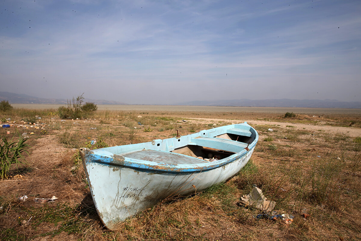 Tepeli pelikan, küçük karabatak gibi nesli tehlike altında olan kuş türleri de dahil olmak üzere yaklaşık 20 bin su kuşuna ev sahipliği yapan, çevresindeki mahalle sakinlerince sazan avlanan ve bu özelliğinden dolayı 2017 yılında "Ulusal Öneme Haiz Sulak Alan" ilan edilen göl, geçen yıl tamamen kurudu.<br><br>