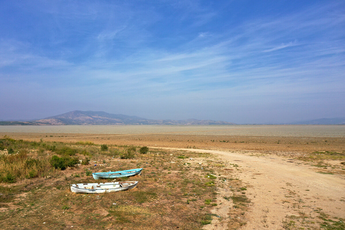 Bölgede Marmara Gölü'nün eski halini hatırlatıcı yalnızca tabelalar ile balıkçı tekneleri kaldı.<br><br>