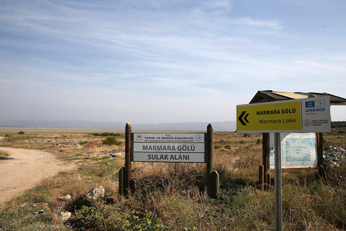 Alüvyal set gölüyken Devlet Su İşleri (DSİ) tarafından 1945 yılında setlerle rezervuar alanına dönüştürülen Saruhanlı, Salihli ve Gölmarmara ilçeleri arasındaki göl, zamanla 320 milyon metreküp su kapasitesine ulaştı.<br>
