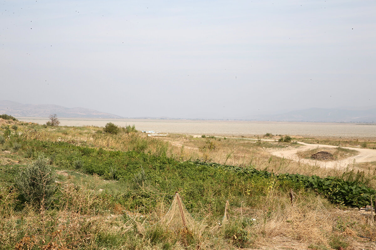 Dolu olduğu dönemlerde yılda ortalama 150 milyon metreküp suyu Gediz Ovası'na veren gölde su seviyesi, kuraklığın ve kaçak sulamaların etkisiyle her geçen yıl azaldı.<br>