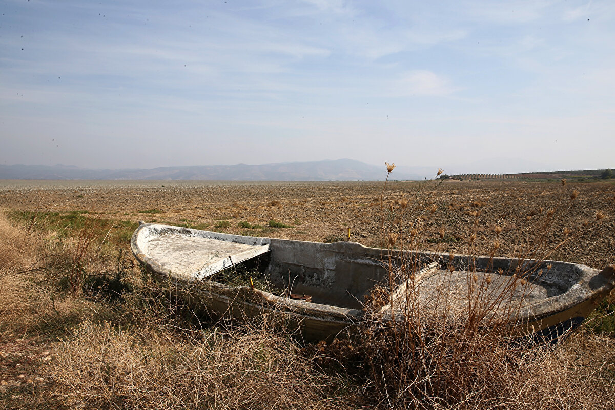 Geçen yıl imzalanan işbirliği protokolü sonucunda göl arazisinin 35 bin dekarlık bölümü, organik buğday ve ayçiçeği üretimi için TİGEM'e tahsis edildi.<br><br>