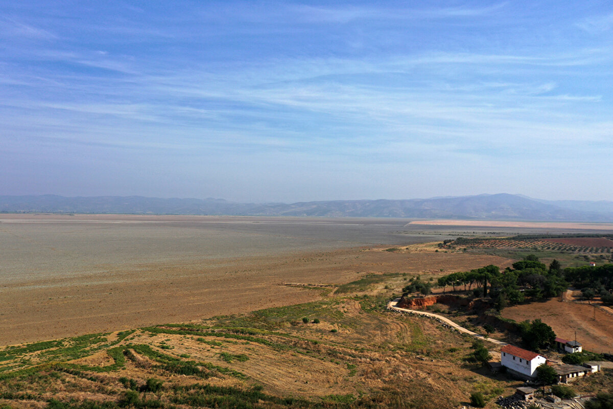 Beşeri nedenler arasında "yanlış sulama yöntemleri", "tarımsal sulama amaçlı açılan kuyuların sayısının giderek artması", "Gördes Barajı temelli havzalar arası su transferi"nin sayılabileceğini belirten Tirtom, "Bu doğal ve beşeri sebeplerin sonucunda, küçük derelerle ve yer altı sularıyla beslenen gölün kuruması kaçınılmaz oldu." dedi.<br><br>