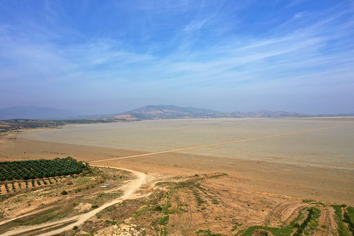 "Birçok ciddi soruna sebep olacak"<br><br>Manisa Celal Bayar Üniversitesi Çevre Sorunları Araştırma ve Uygulama Merkezi Müdürü Prof. Dr. Nüket Tirtom, AA muhabirine, küresel ısınma ve iklim değişikliği gibi sorunların dışında beşeri nedenlerle gölün kuruduğunu vurguladı.<br><br>