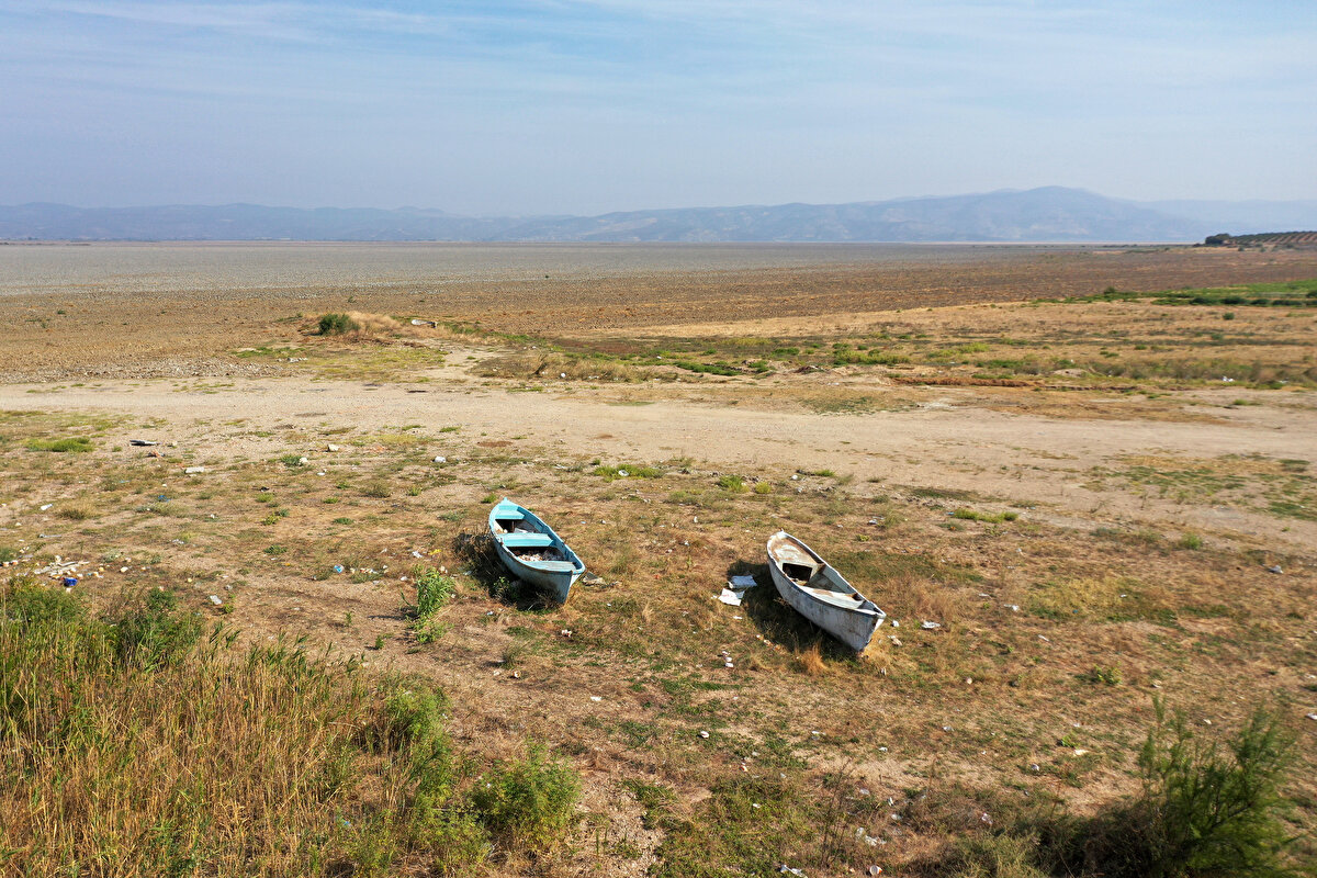 Ötrofikasyonun (plankton ve alg varlığının aşırı şekilde çoğalması) da gölün kurumasında bir etken olarak sayılabileceğini kaydeden Tirtom, "Tarımsal gübrelerden bol miktarda azot ve fosfor göle karışmakta, bu azot ve fosfor göl tabanındaki bitkilerin çoğalmasına sebep olmaktadır. Bu da bitkiler çoğaldıkça gölün bataklığa dönüşmesi ve suyunu kaybetmesi anlamına gelir." diye konuştu.<br><br>