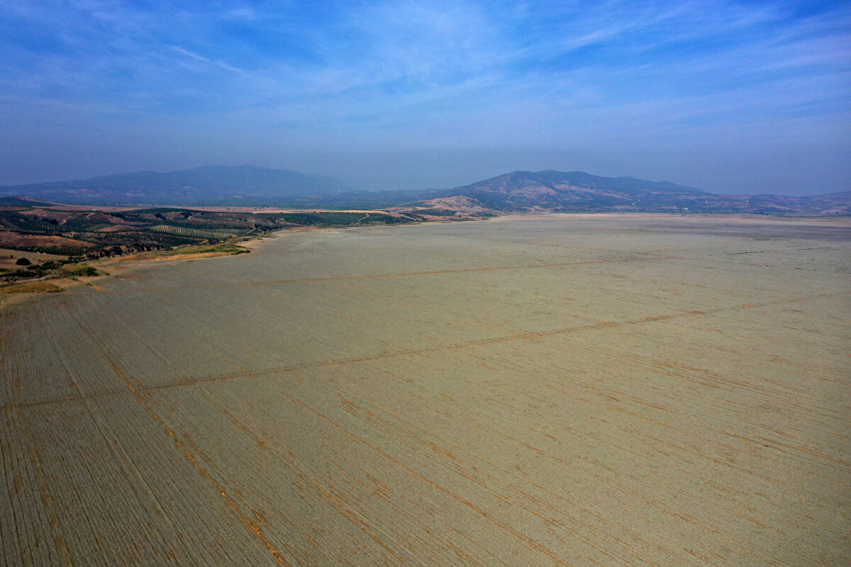 Gölün kurumasının sonuçlarına ilişkin ise Tirtom, şu değerlendirmeyi yaptı:<br><br>"Gölün kuruması, hem biyoçeşitlilği hem de göl kıyısındaki sosyoekonomik hayatı olumsuz etkilemiştir. Kuraklık sonucundaki yer altı su seviyesindeki azalma, ekosistemlerin zarar görmesi, biyoçeşitliliğin azalması ve gıda güvensizliği gibi birçok ciddi soruna sebep olacaktır. Ayrıca toprağın kuruması, tarımsal kuraklığa sebep olacaktır."<br>