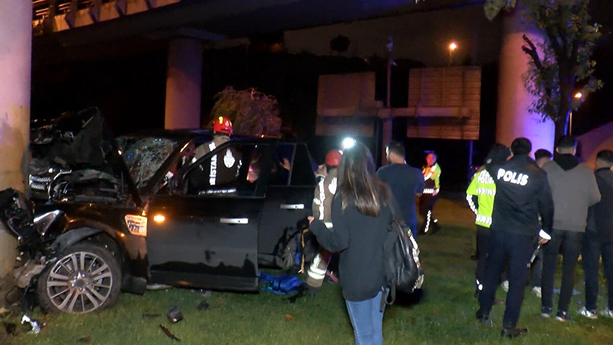 Yoldan geçenler bir yandan yardıma koşarken diğer yandan da durumu itfaiye, polis ve sağlık ekiplerine haber verdi. Kısa sürede olay yerine gelen itfaiye ekipleri, cipte sıkışan 4 kişiyi kurtarmak için çalışma başlattı.