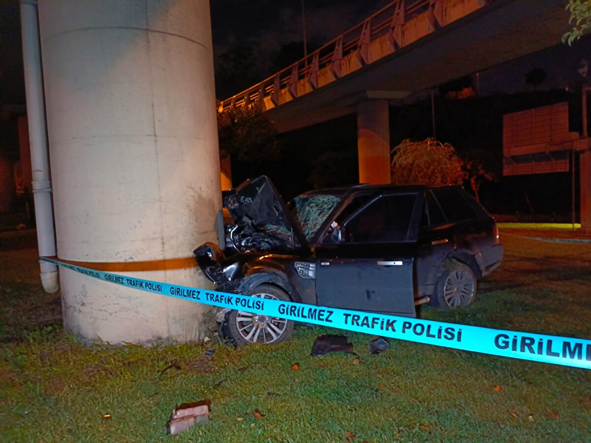Cip, refüjü aşarak viyadüğün beton ayağına çarptı. Çarpmanın etkisiyle cipte bulunan sürücü F.T. ve beraberindeki H.A., C.A. ve ismi öğrenilemeyen bir kişi araçta sıkıştı.