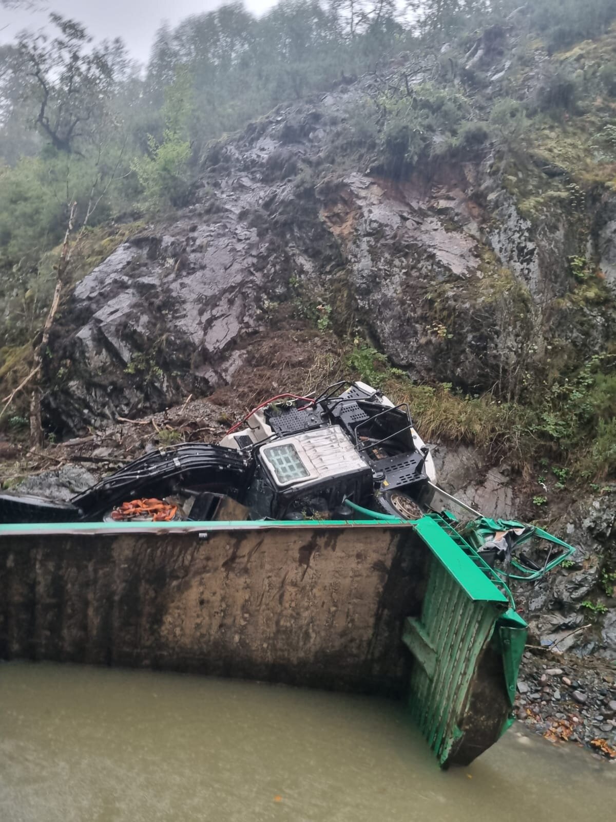 Ekiplerce vatandaşların yardımıyla çıkarılan yaralı, ambulansla çevredeki hastaneye kaldırıldı.<br>