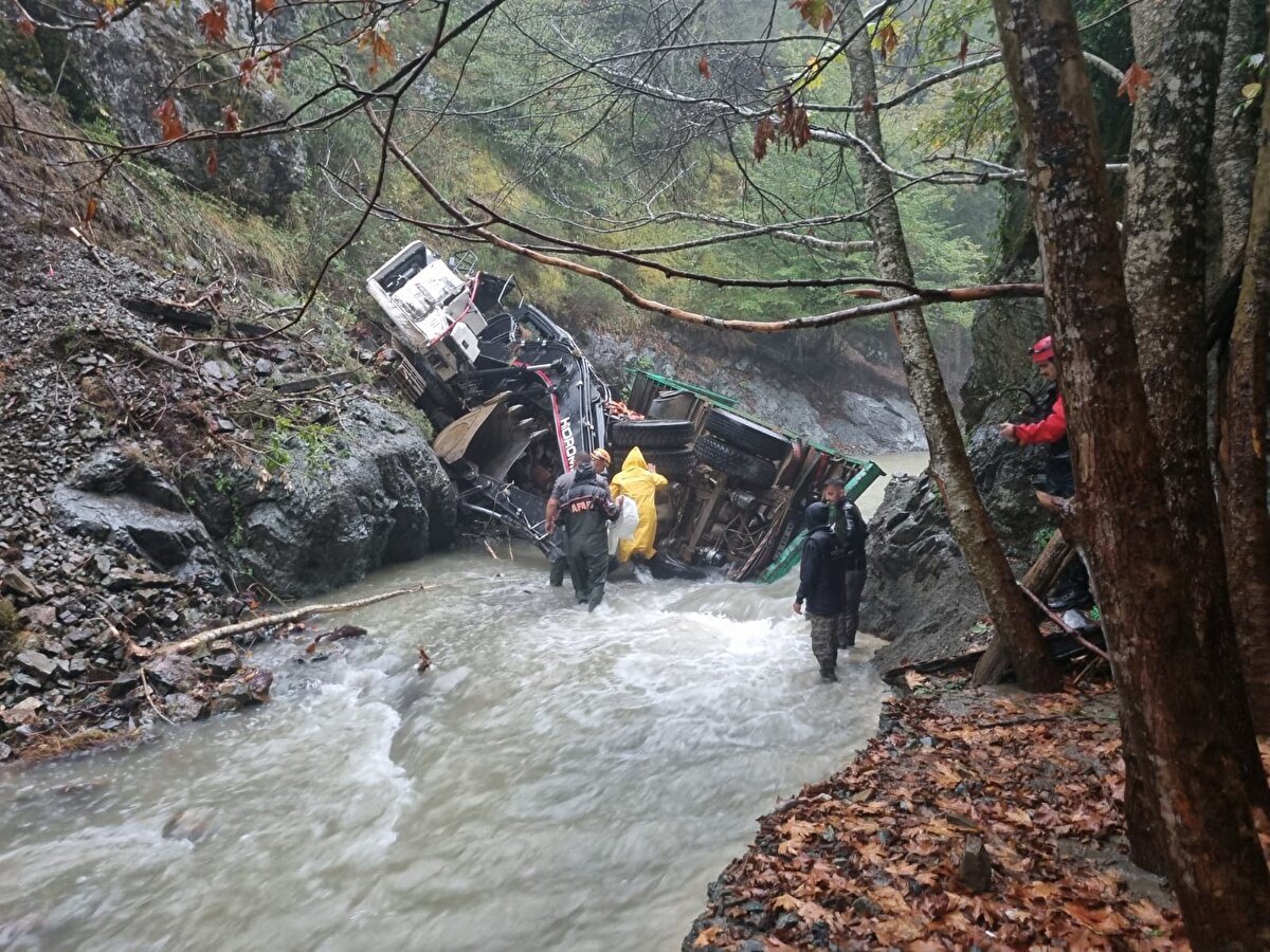 Yedigöller yolunda seyreden sürücüsü öğrenilemeyen iş makinesi yüklü kamyon, Dirgine sapağında kontrolden çıkarak yaklaşık 50 metre yükseklikten Zonguldak'ın Devrek ilçesi sınırındaki dereye yuvarlandı.