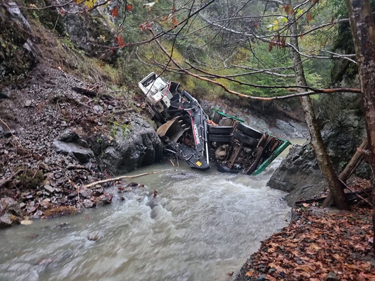 İhbar üzerine bölgeye jandarma, UMKE, AFAD ve sağlık ekibi sevk edildi.<br>Kazada kamyonda bulunan iş makinesi operatörü Necmettin Çalışkan olay yerinde hayatını kaybetti, Cengiz G. ise yaralandı.<br><br>
