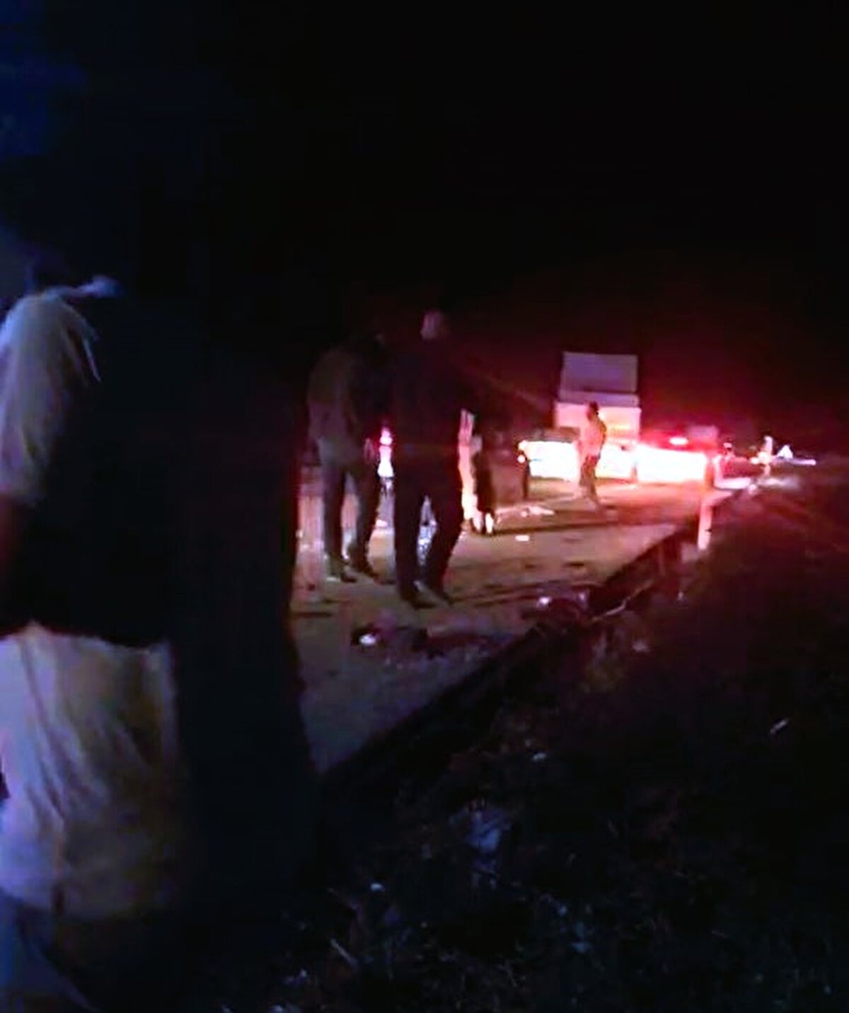 Bismil-Batman kara yolunda E.E. idaresindeki otomobilin lastiği patladı.<br><br>E.E., lastiğin tamiri içi otomobili yol kenarına park etti. Bu sırada, sürücüsünün ismi ve plakası öğrenilemeyen tır, otomobile arkadan çarptı.