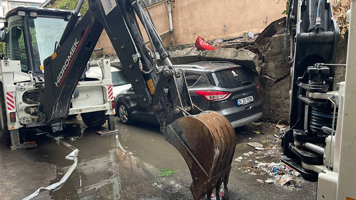 Çöken duvarın altında kalan 4 araçta hasar meydana gelirken, ekiplerin olay yerindeki çalışması sürüyor.
